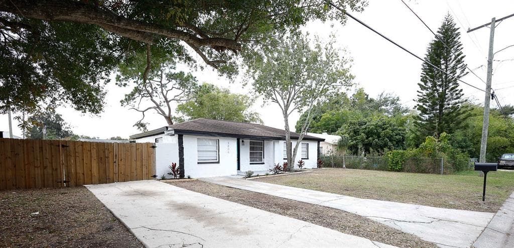 3806 W WALLACE AVENUE TAMPA, FL 33611