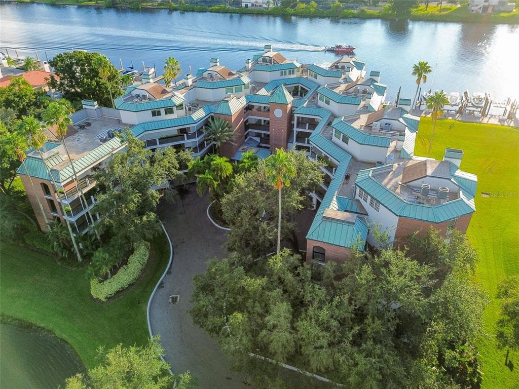 941 SEDDON COVE WAY TAMPA, FL 33602