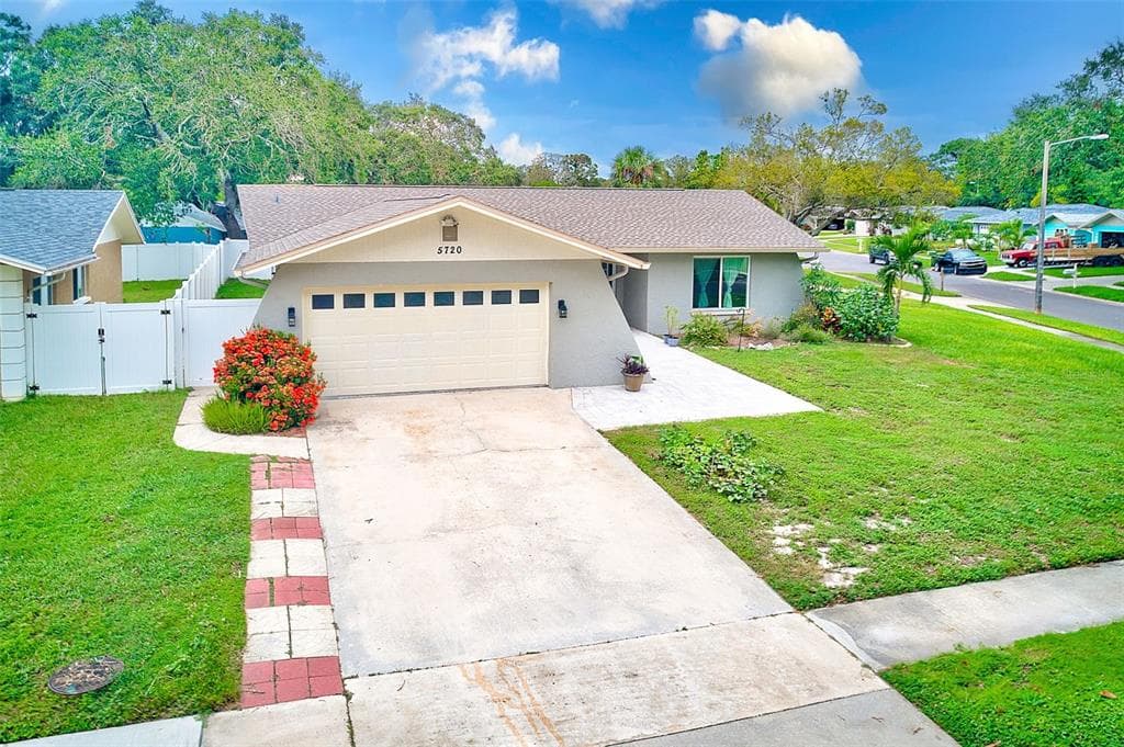 5720 APPLECROSS STREET ST PETERSBURG, FL 33709