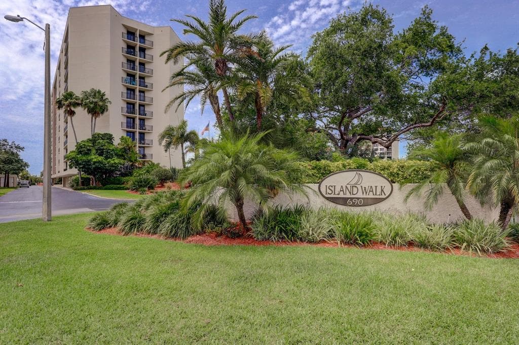 690 ISLAND WAY UNIT 812 CLEARWATER BEACH, FL 33767