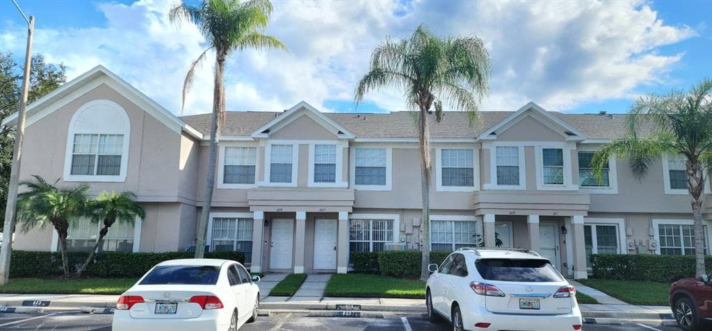 607 KENSINGTON LAKE CIRCLE BRANDON, FL 33511
