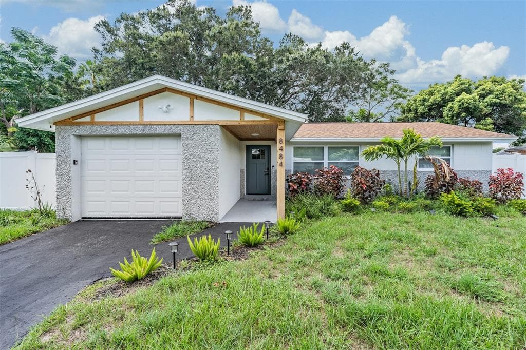 8484 LANTANA DRIVE SEMINOLE, FL 33777