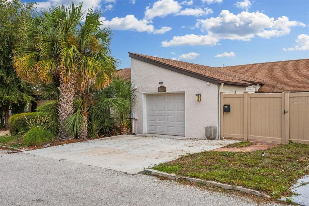 12226 SADDLE STRAP ROW HUDSON, FL 34667