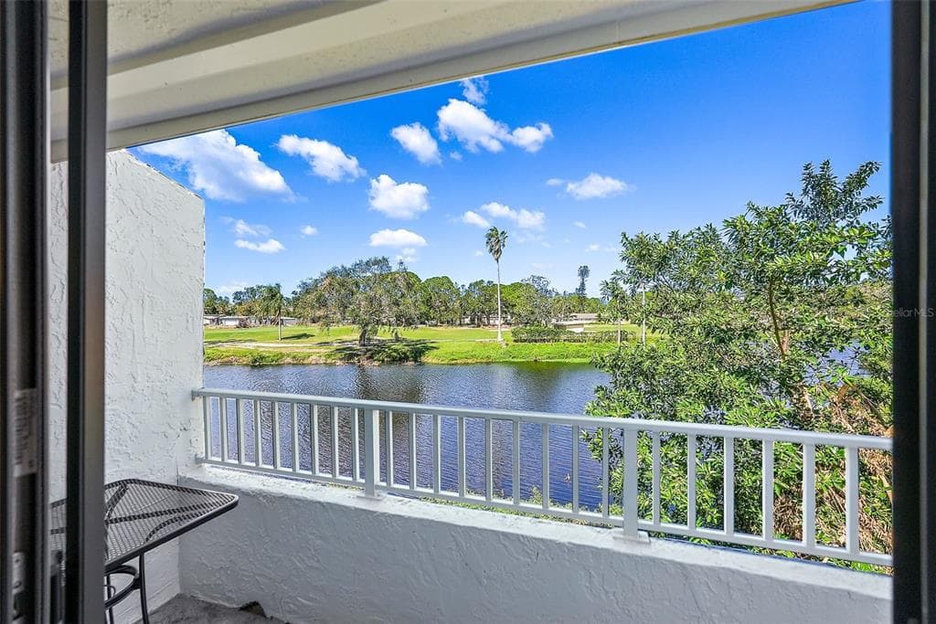 1951 LAKEWOOD CLUB DRIVE S UNIT B ST PETERSBURG, FL 33712