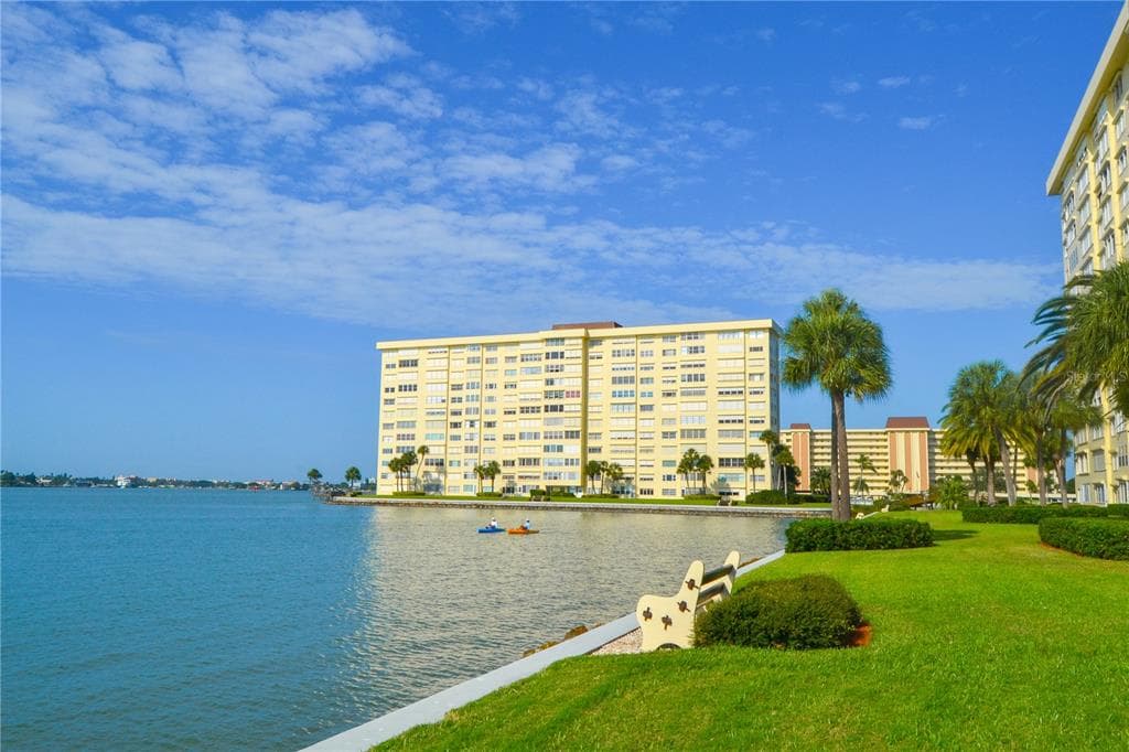 4750 COVE CIRCLE UNIT 806 ST PETERSBURG, FL 33708