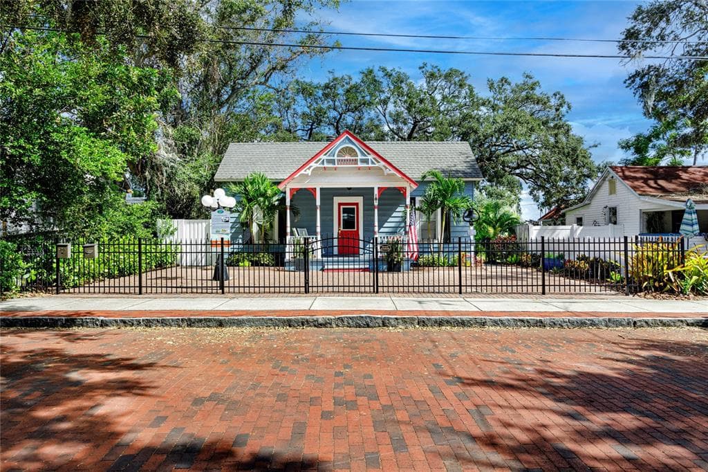 136 4TH AVENUE N SAFETY HARBOR, FL 34695