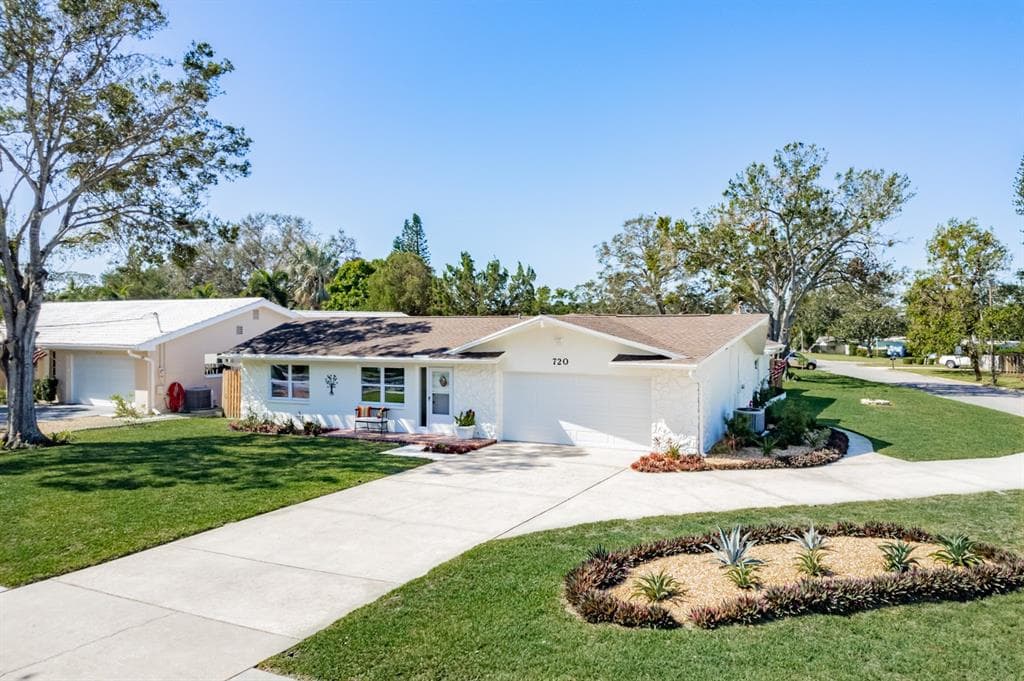 720 LENTZ ROAD BELLEAIR BLUFFS, FL 33770