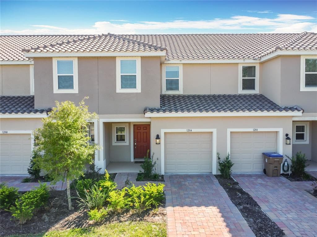 1284 LAGO VISTA COURT KISSIMMEE, FL 34746