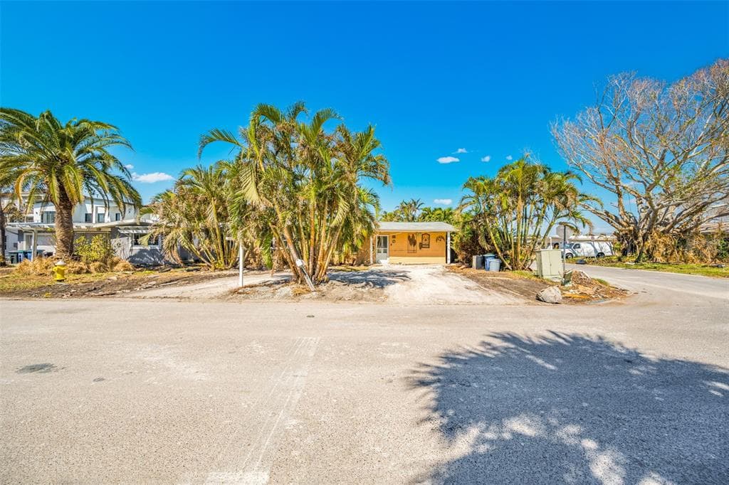 184 175TH AVENUE E REDINGTON SHORES, FL 33708