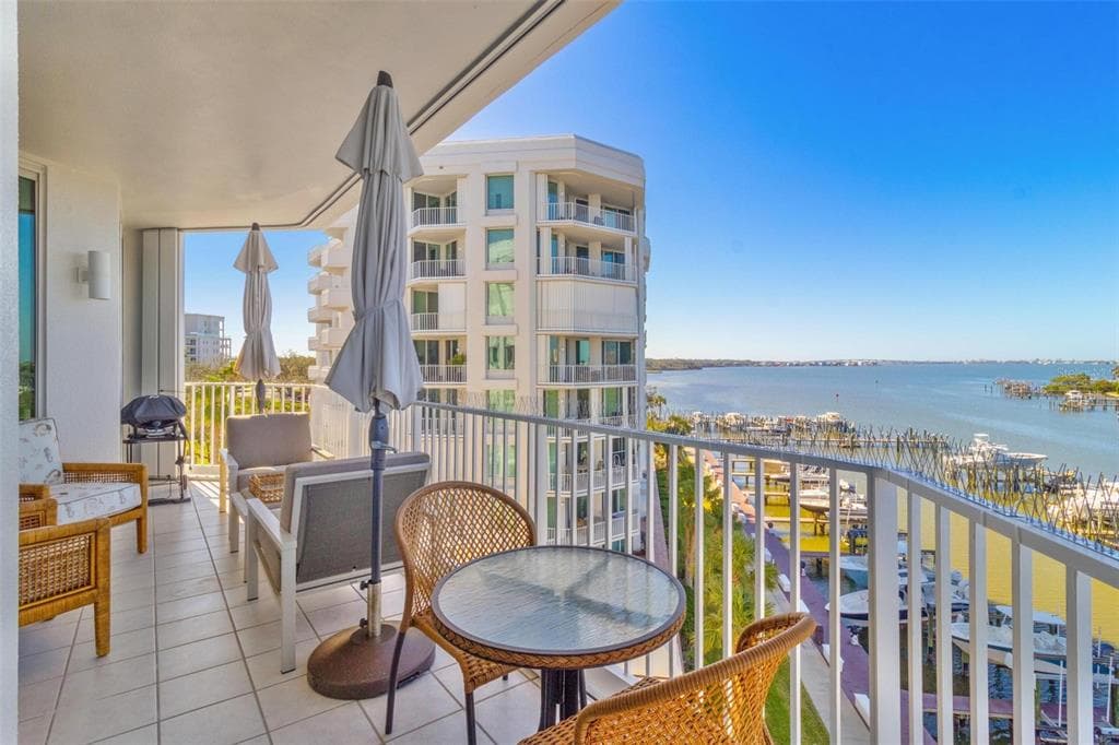 2 SEASIDE LANE UNIT 504 BELLEAIR, FL 33756