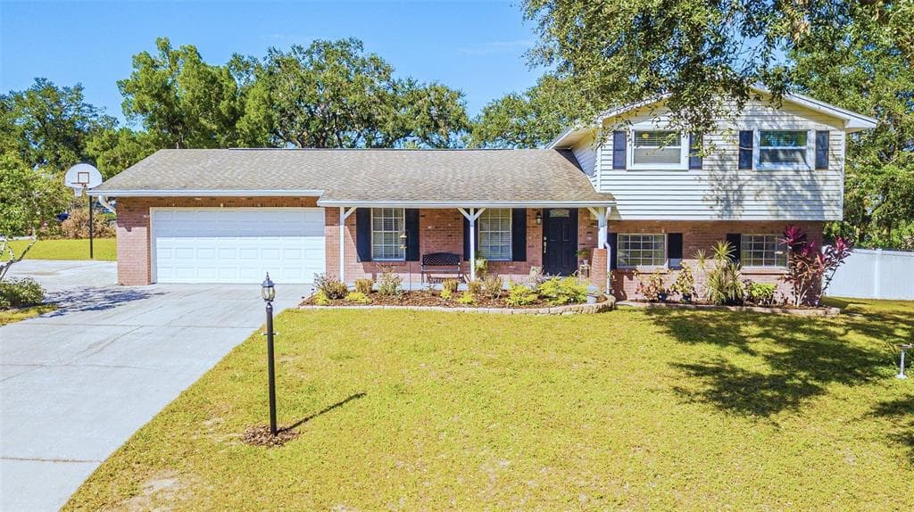 1112 KING ARTHUR COURT VALRICO, FL 33594