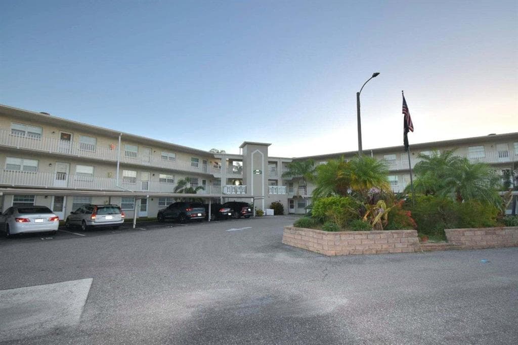 952 VIRGINIA STREET UNIT 301 DUNEDIN, FL 34698