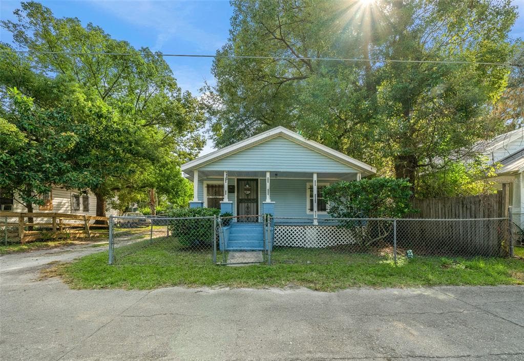 425 NW 6TH PLACE GAINESVILLE, FL 32601