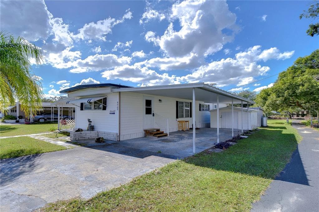 4909 KENT DRIVE ZEPHYRHILLS, FL 33541