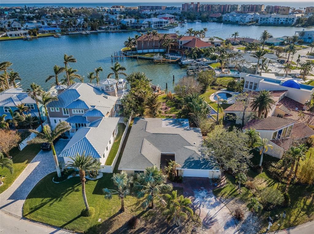 371 BATH CLUB BOULEVARD N NORTH REDINGTON BEACH, FL 33708