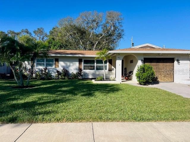 490 E LAKE DRIVE LARGO, FL 33771