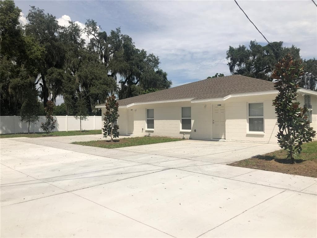 1306 MAGNOLIA MANOR PLACE SEFFNER, FL 33584