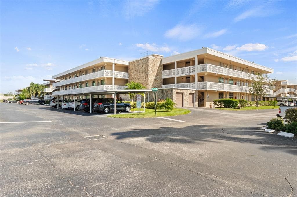 4915 BAY STREET NE UNIT 324 ST PETERSBURG, FL 33703