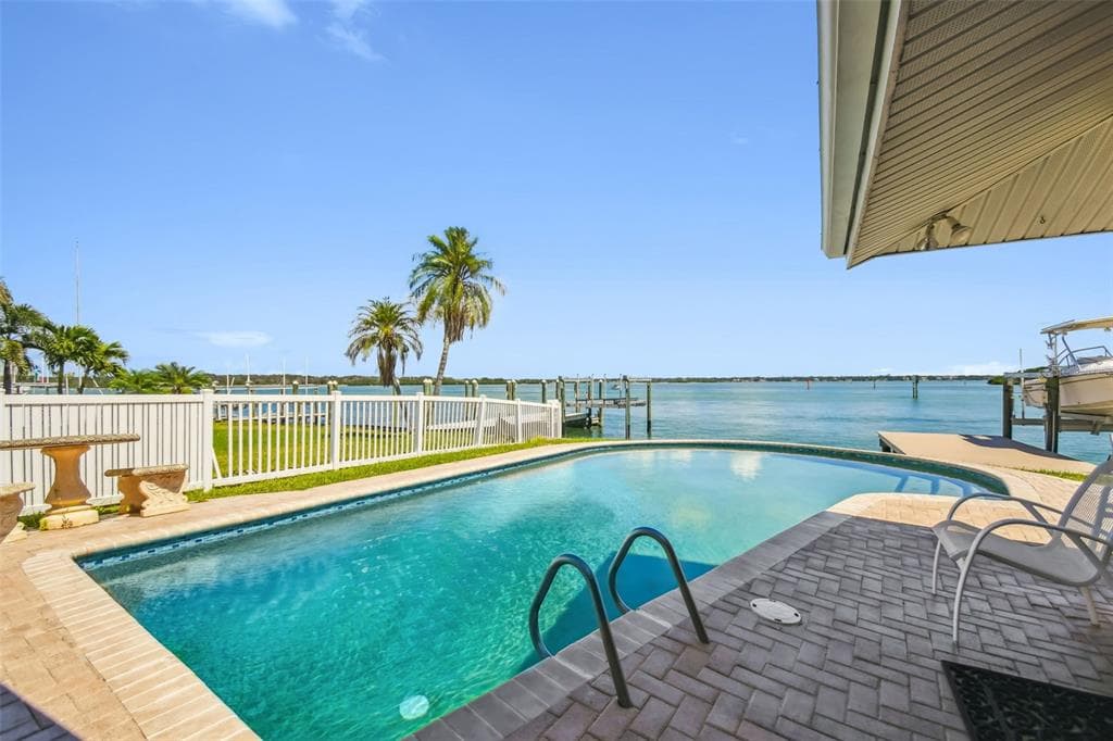 529 JOHNS PASS AVENUE MADEIRA BEACH, FL 33708