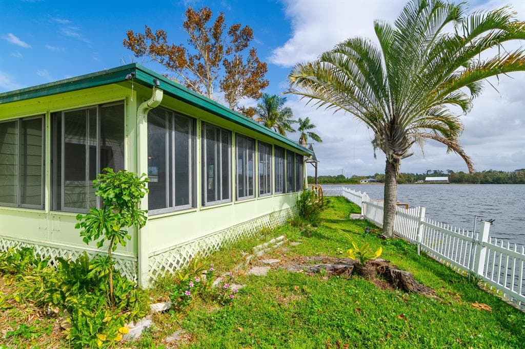 1324 LIVE OAK PARKWAY TARPON SPRINGS, FL 34689