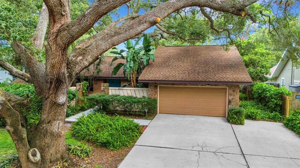 8227 33RD AVENUE N ST PETERSBURG, FL 33710
