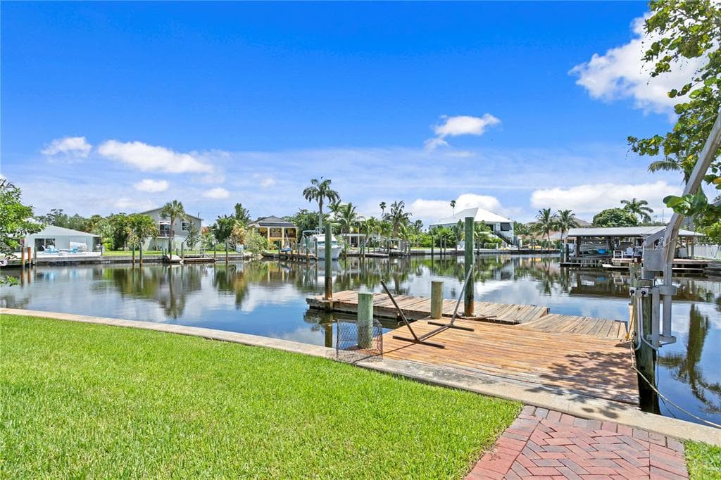 5535 BAYOU GRANDE BOULEVARD NE ST PETERSBURG, FL 33703