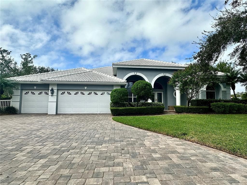 1239 DARLINGTON OAK CIRCLE NE ST PETERSBURG, FL 33703