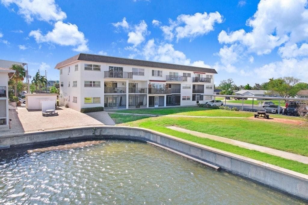 3789 46TH AVENUE UNIT 205 ST PETERSBURG, FL 33711