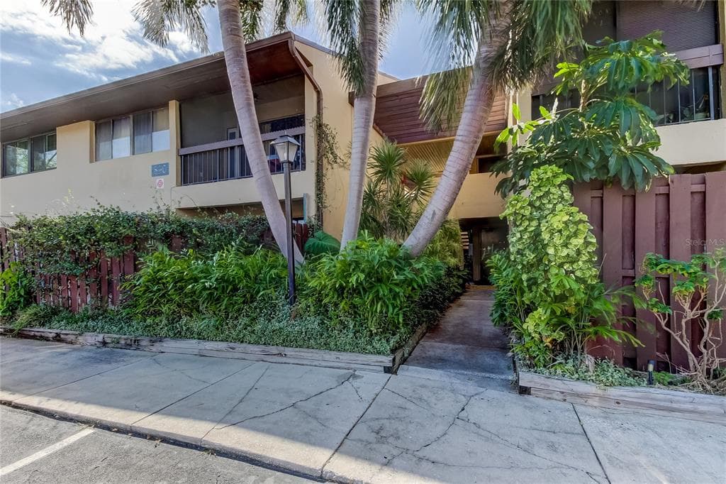 890 N VILLAGE DRIVE N UNIT 105 ST PETERSBURG, FL 33716