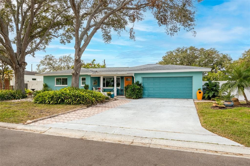 2340 WATROUS DR DUNEDIN, FL 34698