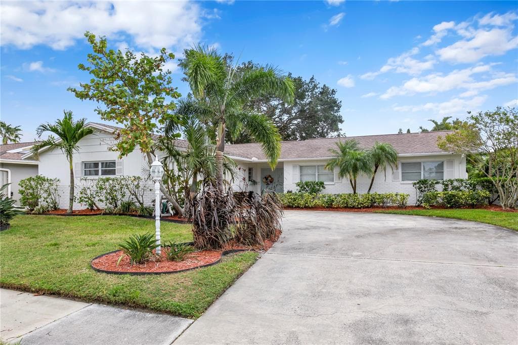 8708 PALISADES DRIVE TAMPA, FL 33615