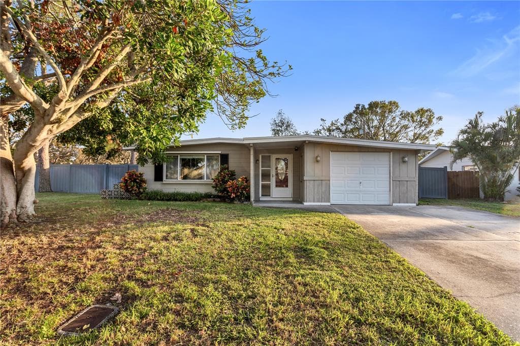 13706 ANTIGUA DRIVE SEMINOLE, FL 33776