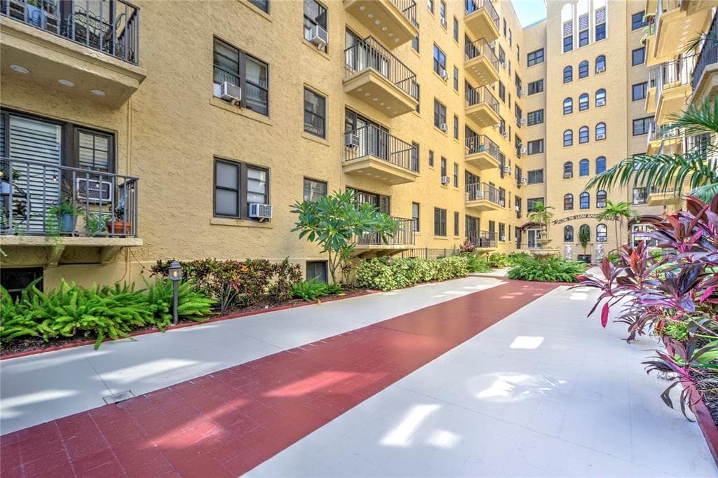 130 4TH AVENUE N UNIT 610 ST PETERSBURG, FL 33701
