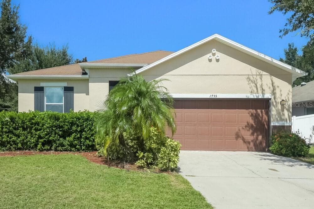 1755 COLLEGE PARK DRIVE TAVARES, FL 32778