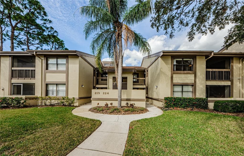 220 WOODLAKE WYNDE UNIT 220 OLDSMAR, FL 34677