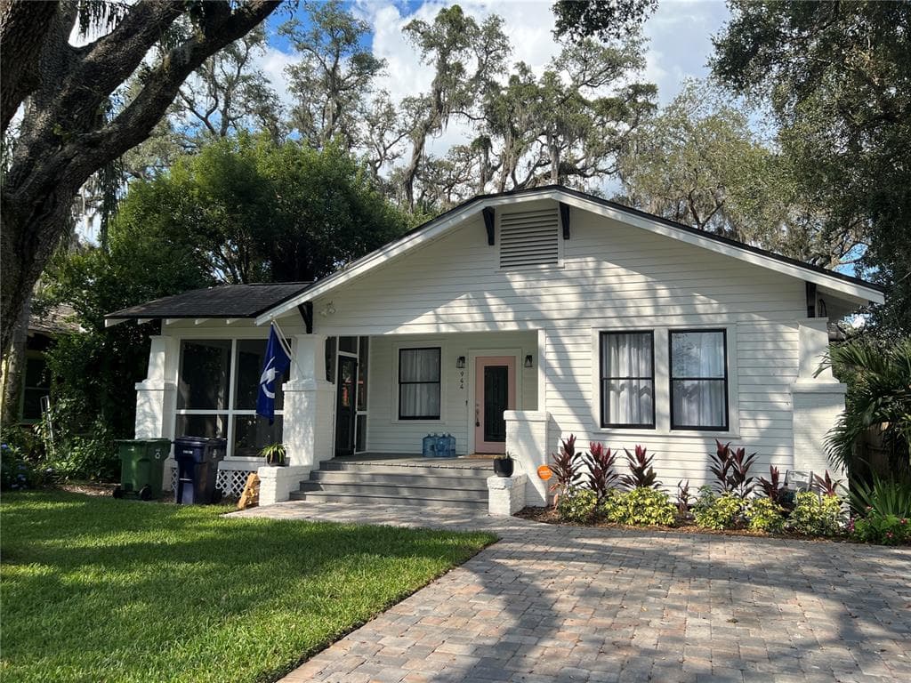 944 E SHADOWLAWN AVENUE TAMPA, FL 33603
