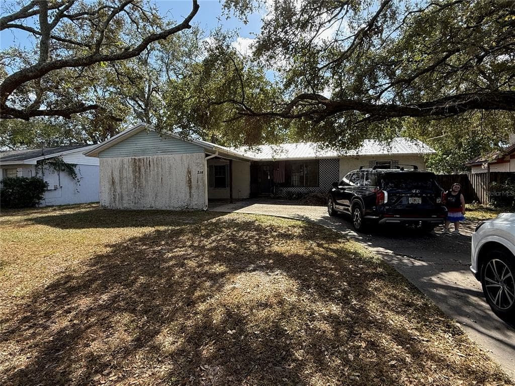 214 W 109TH AVENUE TAMPA, FL 33612