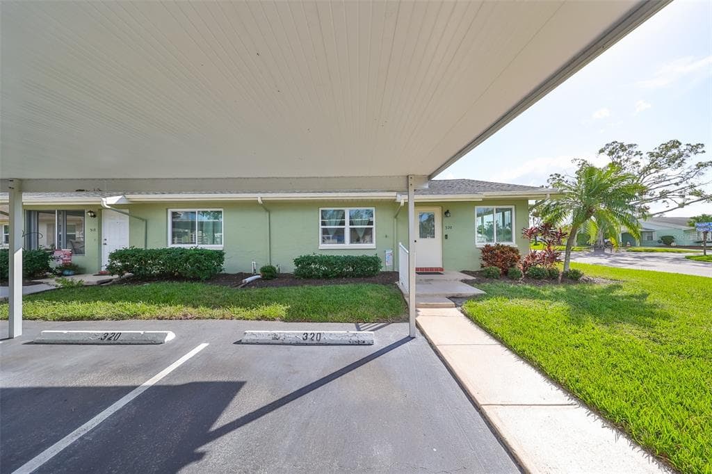 320 GLOUCESTER BOULEVARD SUN CITY CENTER, FL 33573