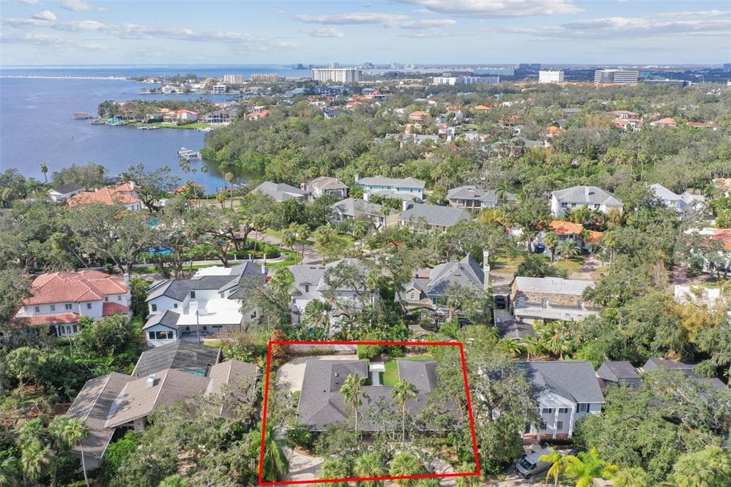 811 GROVE PARK AVENUE TAMPA, FL 33609
