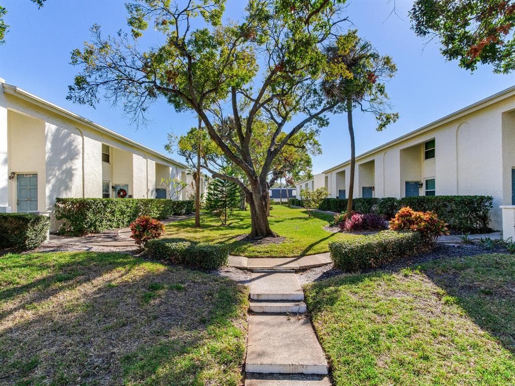 4508 LA CARMEN COURT UNIT . TAMPA, FL 33611