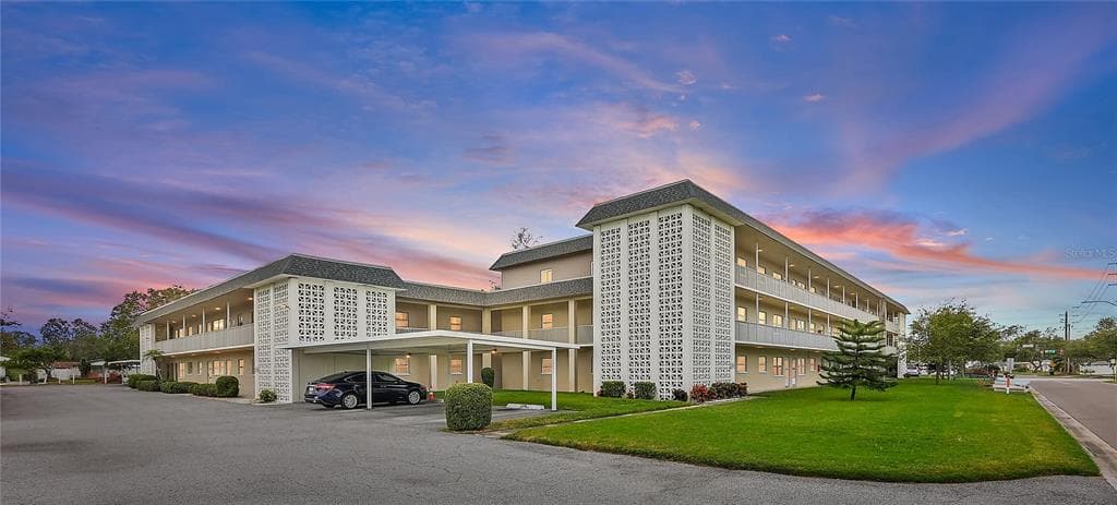 5720 13TH AVENUE N UNIT 203B ST PETERSBURG, FL 33710
