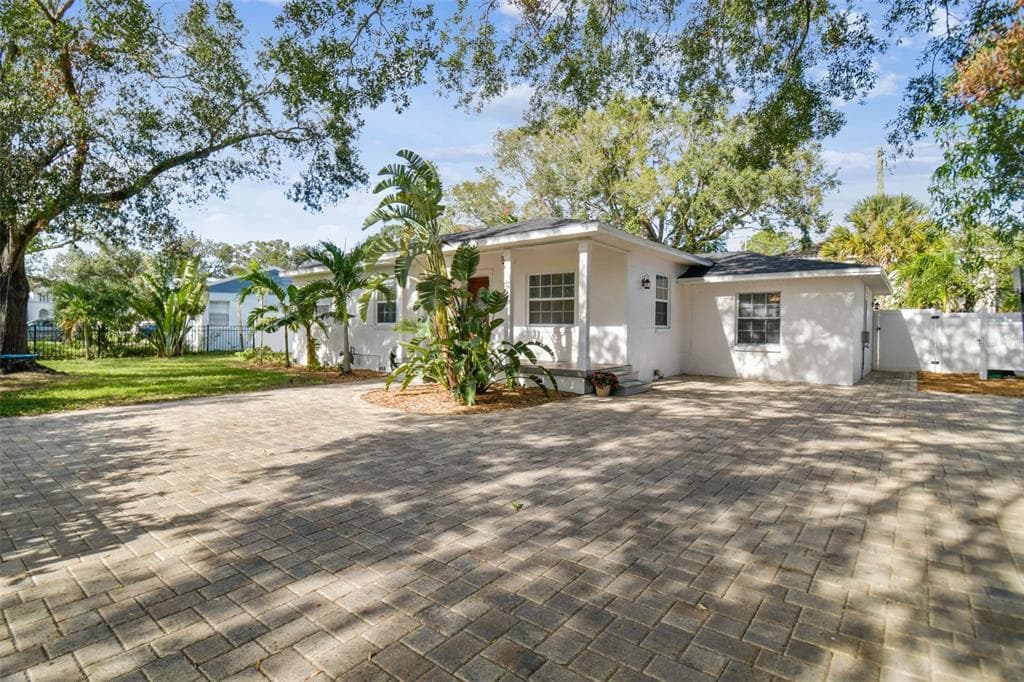 3620 W TAMPA CIRCLE TAMPA, FL 33629