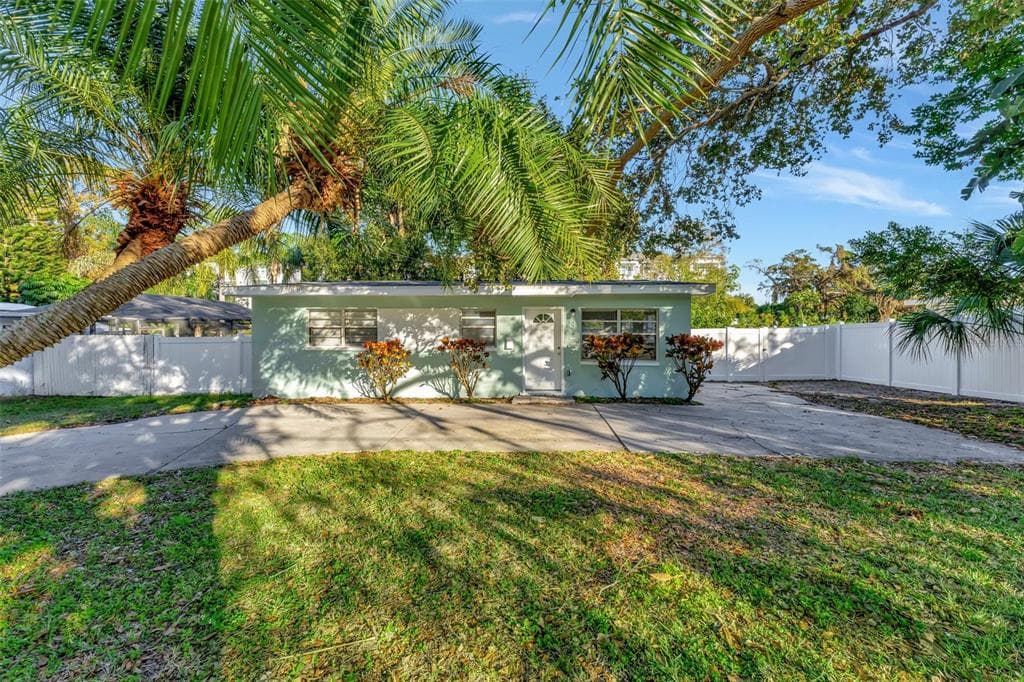 327 BARBARA CIRCLE BELLEAIR, FL 33756