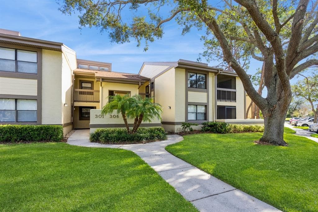 302 WOODLAKE WYNDE UNIT 3 OLDSMAR, FL 34677