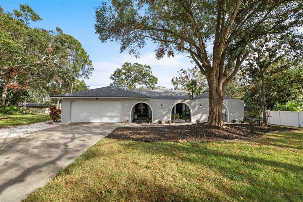20 OAKWOOD COURT