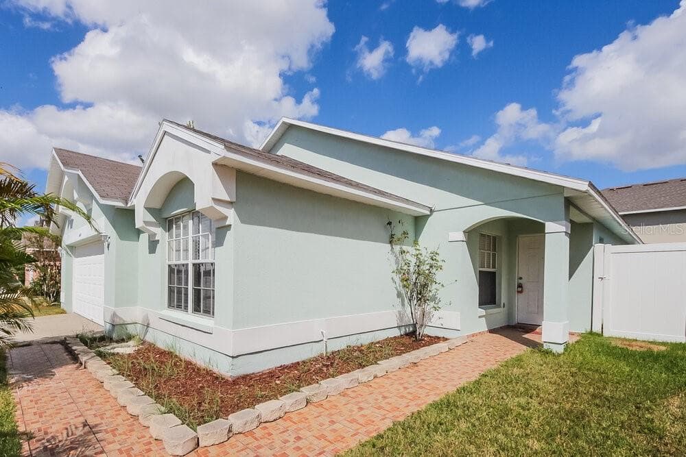 2184 MALLARD CREEK CIRCLE KISSIMMEE, FL 34743