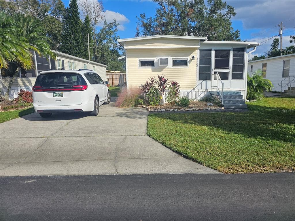 2004 LAKE LINDA CIRCLE LUTZ, FL 33558