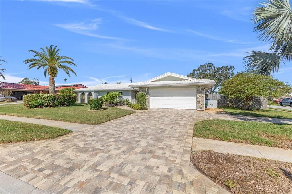 13935 PINECREST DRIVE LARGO, FL 33774