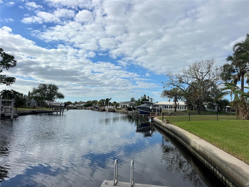 9644 OAK STREET NE ST PETERSBURG, FL 33702