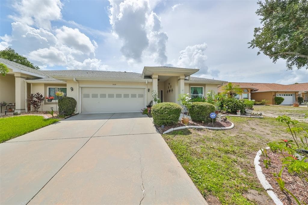 909 SUN KEY COURT SUN CITY CENTER, FL 33573